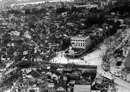 Ngã năm Hàng Ngang - Hàng Đào (cạnh hồ Gươm) còn được gọi là Quảng trường Đông kinh nghĩa thục (Ảnh chụp từ trên cao)